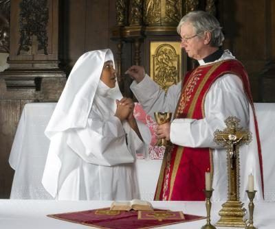 Prêtre catholique donner la communion.