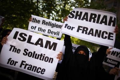 Les manifestants protestent sur une interdiction de femmes couvrant leurs visages en France.