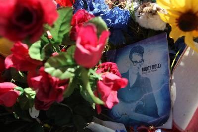 Hommage à Buddy Holly à sa tombe à Lubbock, Texas