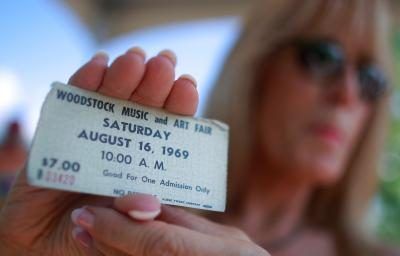 Femme tenant Woodstock billets pour le festival de musique originale de 1969