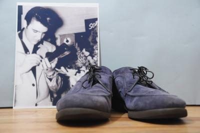 Paire dédicacée d'Elvis Presley's original blue suede shoes and photo of event