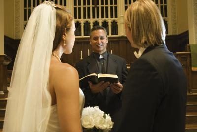 Le noir est traditionnellement porté par les prêtres dans occasions formelles telles que les mariages.