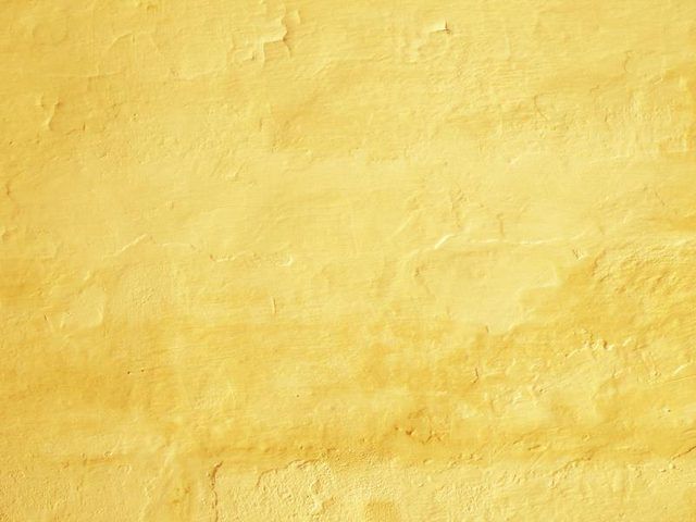 Close-up d'un mur jaune vibrant.