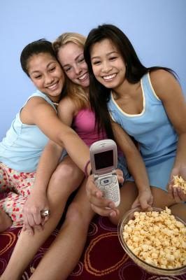 Les adolescents de prendre des photos avec le téléphone cellulaire