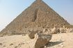 La Grande Pyramide de Khéops à Gizeh, en Egypte, est composé de 2,3 millions de blocs de pierre.