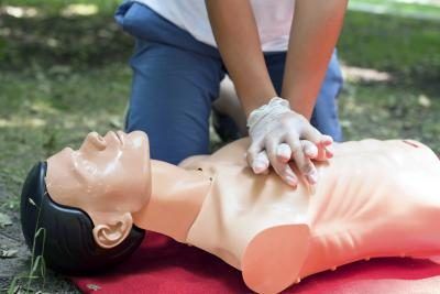 CPR étant effectuée sur un mannequin.