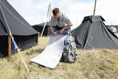 Un scout préparation de son camping.