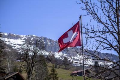 Drapeau suisse agitant en Suisse paysage