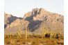 Montagnes escarpées augmentent à partir des bassins désertiques du sud-ouest américain.