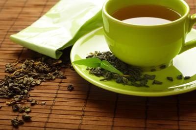 Feuilles de goyave peuvent être faites dans un decotion et bu comme thé.