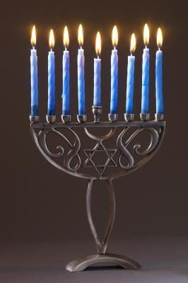 Une femme juive's luncheon features Hanukkah-inspired table ornaments.