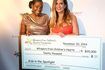 Deux femmes présentent un chèque surdimensionné lors d'une soirée de collecte de fonds.