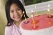 Jeunes de huit ans sont prêts pour plus de conception de gâteau adulte.