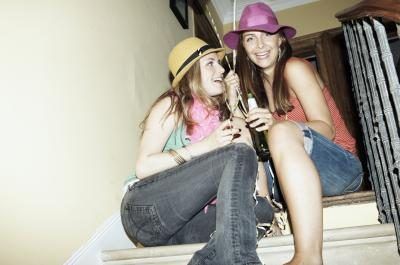 Deux filles de sororité à une fête avec des chapeaux.