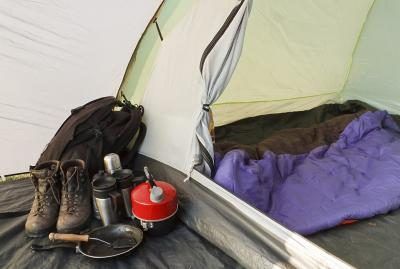 Assortiment de matériel de camping à côté de la tente