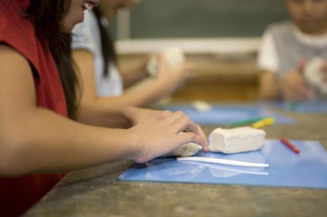 Les étudiants avec la création de la pâte à sel