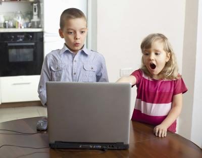 Les enfants qui regardent la vidéo sur Internet