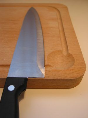 Faites preuve de la plus grande prudence lors de l'utilisation d'un couteau pour couper une noix de coco.