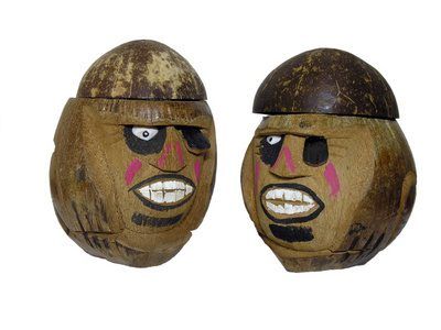 Coquilles des noix de coco sont souvent sculptés ou peints à faire de l'art.