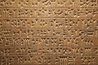 Scribes fait les symboles cunéiformes cunéiformes caractéristiques en appuyant sur un stylet dans l'argile molle.