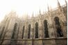 Les flèches gothiques de la cathédrale dominent l'horizon de Milan.