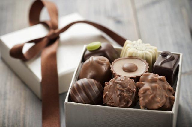 Une boîte cadeau pleine de chocolats.