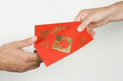 Lai-Voir enveloppes contiennent des dons d'argent pour les enfants et les adultes célibataires.