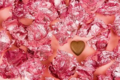 Essayez d'écrire votre conjoint un mot d'amour en utilisant les noms figurant sur les emballages de bonbons dans votre message.
