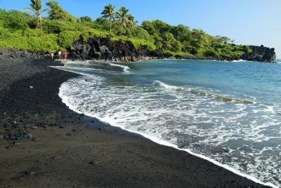 une plage de sable noir sur Maui