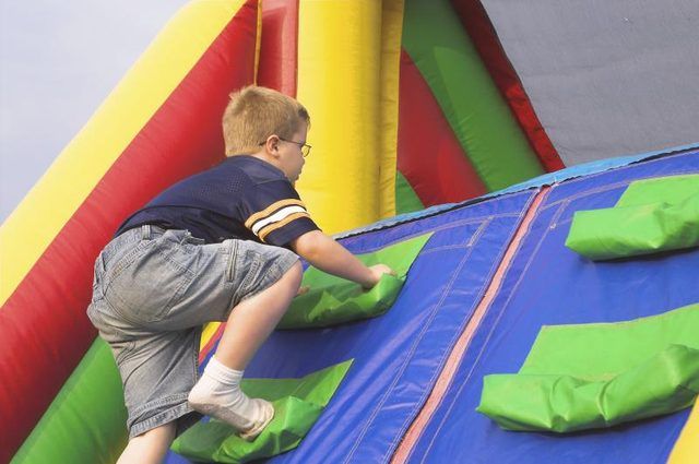 Un garçon achève un parcours d'obstacles.