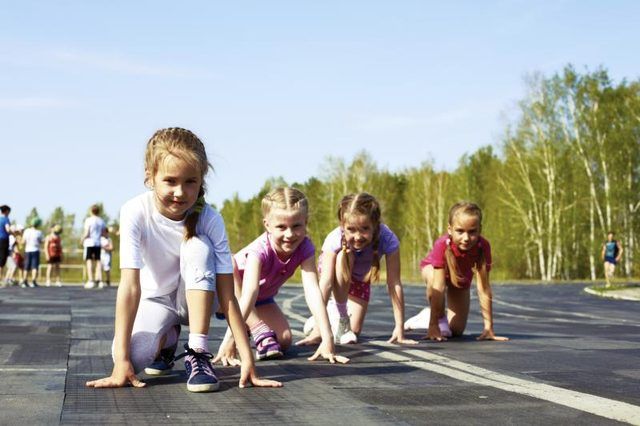 Les jeunes enfants sont alignés pour fonctionner sur une piste.