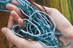 Vous pouvez utiliser un fil de couleur ou de la ficelle pour faire un collier coloré.