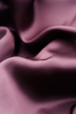 La soie est un tissu sensuel, parfait pour des liens, des draps et des caleçons.