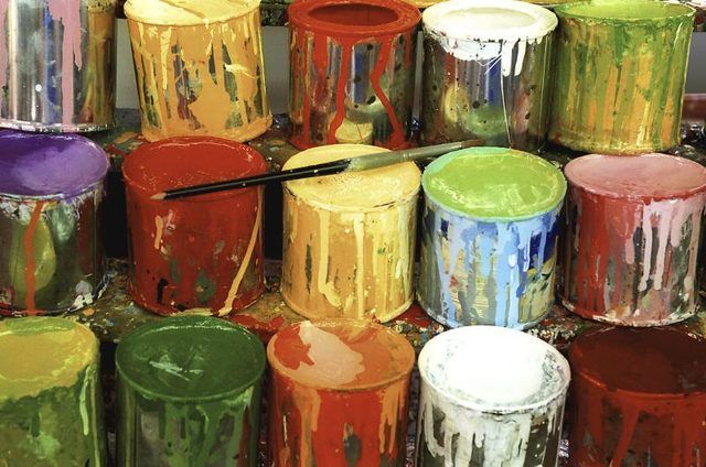 Assortiment de pots de peinture de couleur