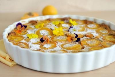 Une tarte aux abricots parsemé de fleurs comestibles.