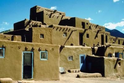 Pueblos avait beaucoup de maisons en pisé ensemble.