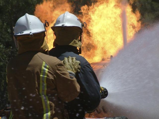 Les pompiers pulvérisant de l'eau sur les incendies de forêt.