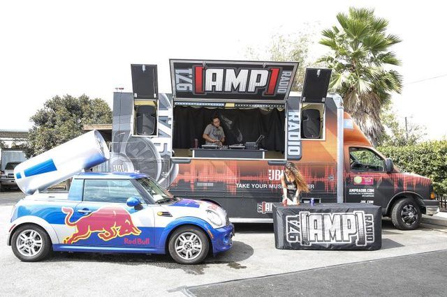 Red Bull et AMP véhicules de boissons énergisantes