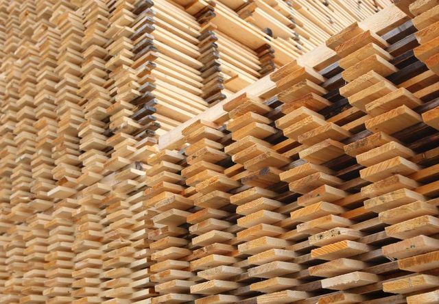 Des piles de planches de pin à une cour à bois