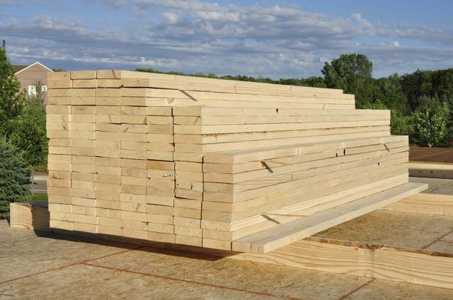 Les piles de bois à un chantier de construction