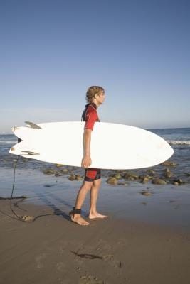 Des leçons de surf peut être un cadeau très cool pour un garçon de 17 ans.