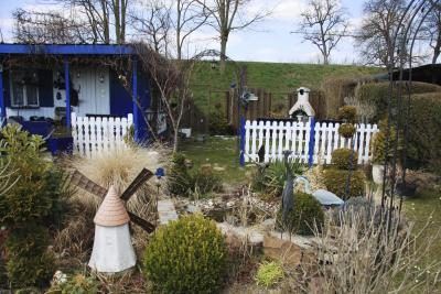 Un petit moulin à vent dans une parcelle de jardin décoratif.