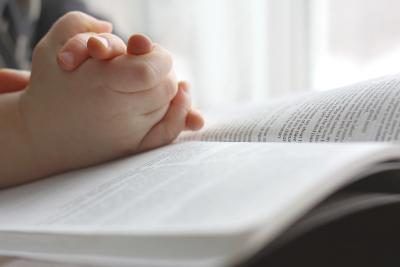 Enfant avec la bible