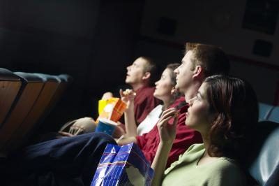 Un voyage à la salle de cinéma peut être amusant pour le garçon d'anniversaire ou une fille ou entre amis.