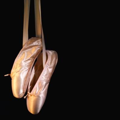 Light Pinks, comme ceux couramment utilisés pour les chaussures de ballet, fonctionnent bien avec les tons chauds de bois de chêne