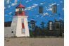 Cette fresque murale donne l'illusion d'être sur une plage près d'un phare et de la forêt.