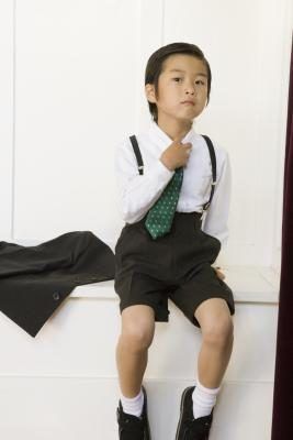 Wearing, une cravate colorée à motifs ajoute du style à un uniforme scolaire tout en restant dans les règles.