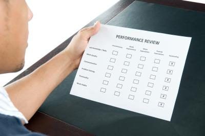 Un employé l'examen d'une excellente évaluation de la performance