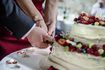 Un couple réduit leur gâteau de mariage.
