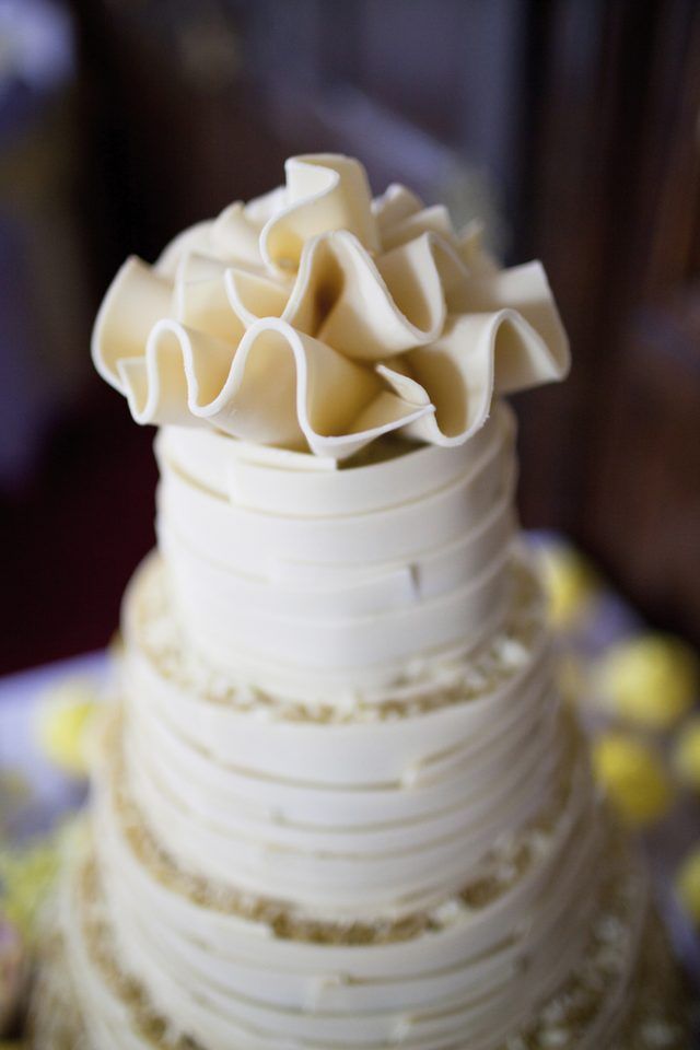 Close-up de volants sur le dessus du gâteau de mariage